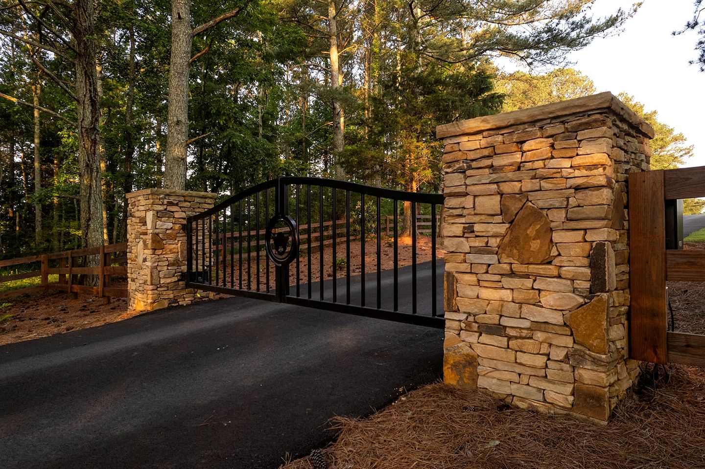 Memorable Getaways in Alabama in this Lovely Tiny House with Hot Tub near Lake Guntersville