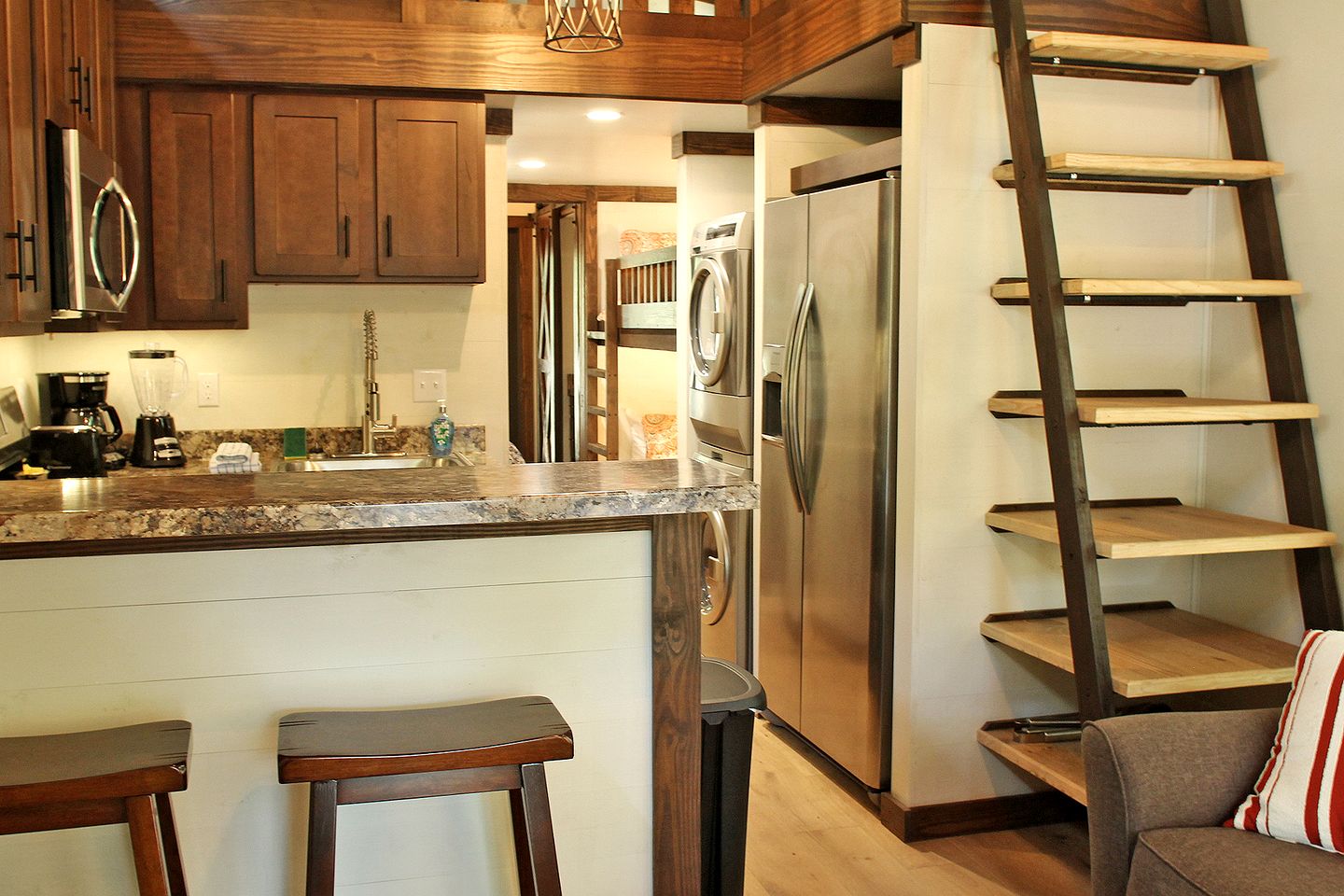 Memorable Wooden Cabin Next to Great Hiking Trails in Monteagle, Tennessee