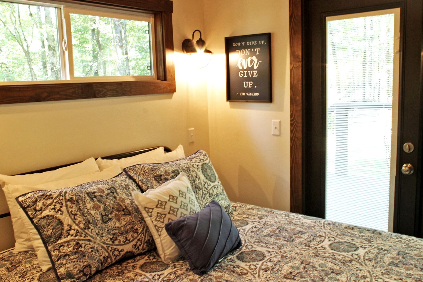 Memorable Wooden Cabin Next to Great Hiking Trails in Monteagle, Tennessee