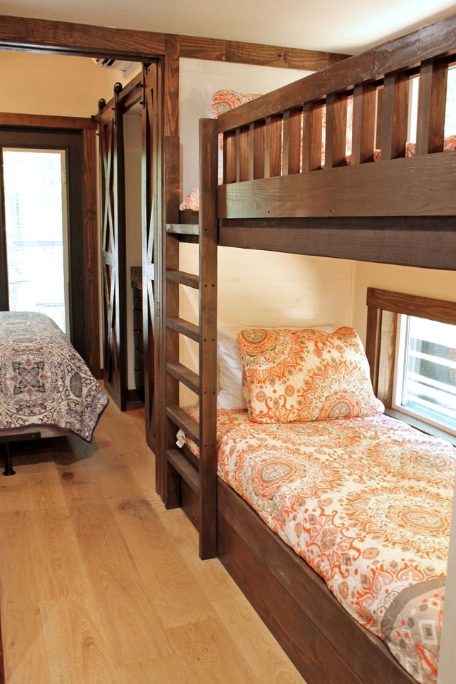Memorable Wooden Cabin Next to Great Hiking Trails in Monteagle, Tennessee