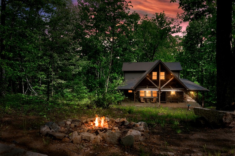 Gorgeous Cabin with Fire Pit in Rome, Georgia