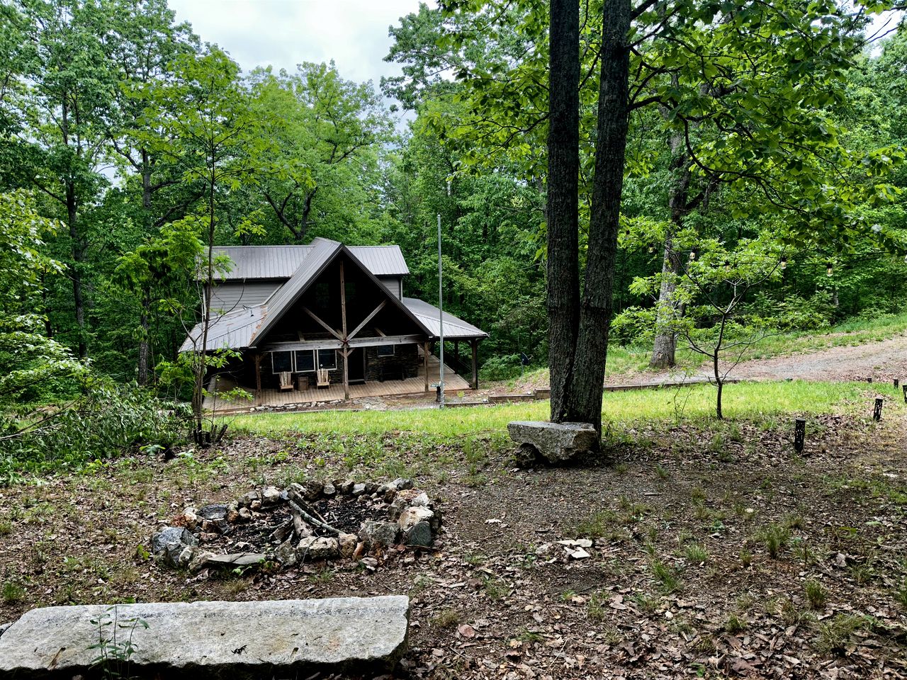 Gorgeous Cabin with Fire Pit in Rome, Georgia