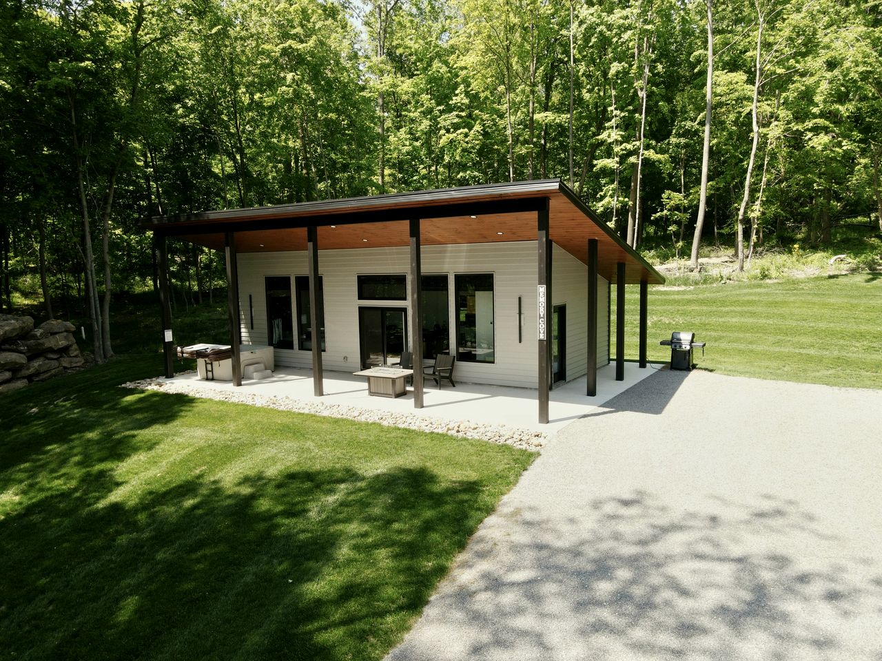 Modern Tiny Cabin Fully Equipped with Spa in Ohio