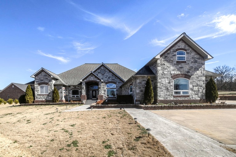 Stylish Comfort Haven with Game Room & Covered Patio in Siloam Springs, Arkansas