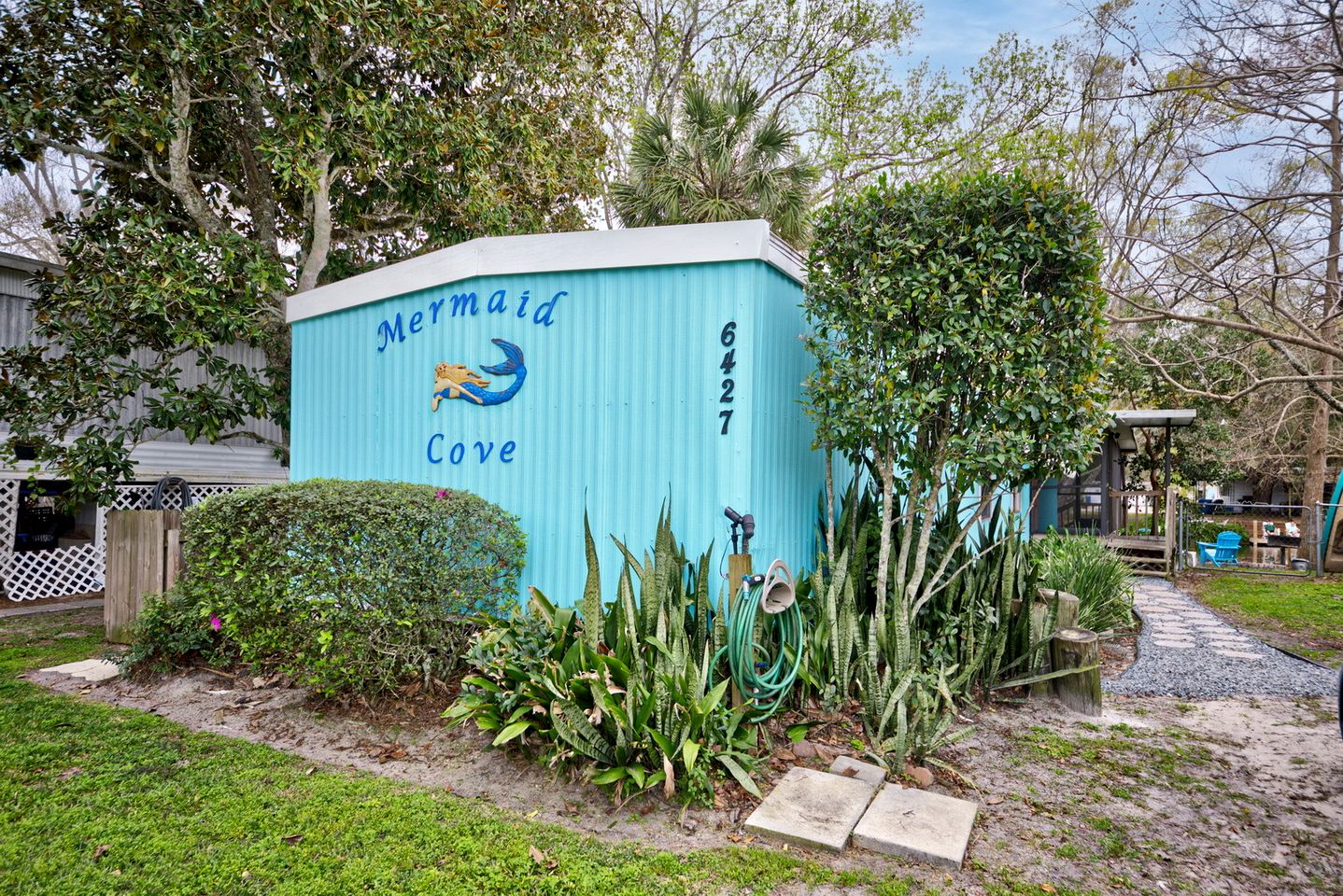 Serene Cottage Surrounded by Trees in Weeki Wachee, Florida