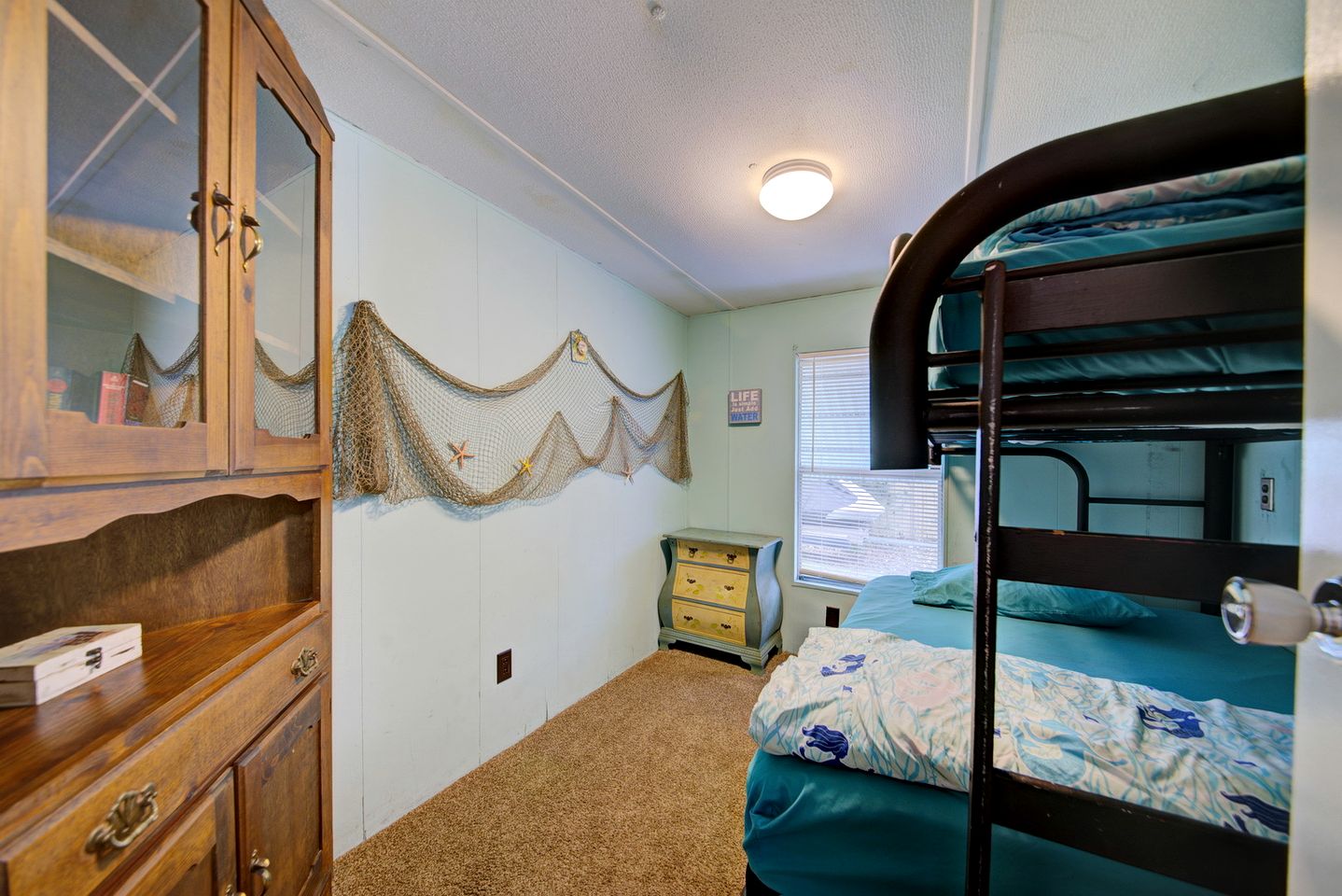 Serene Cottage Surrounded by Trees in Weeki Wachee, Florida