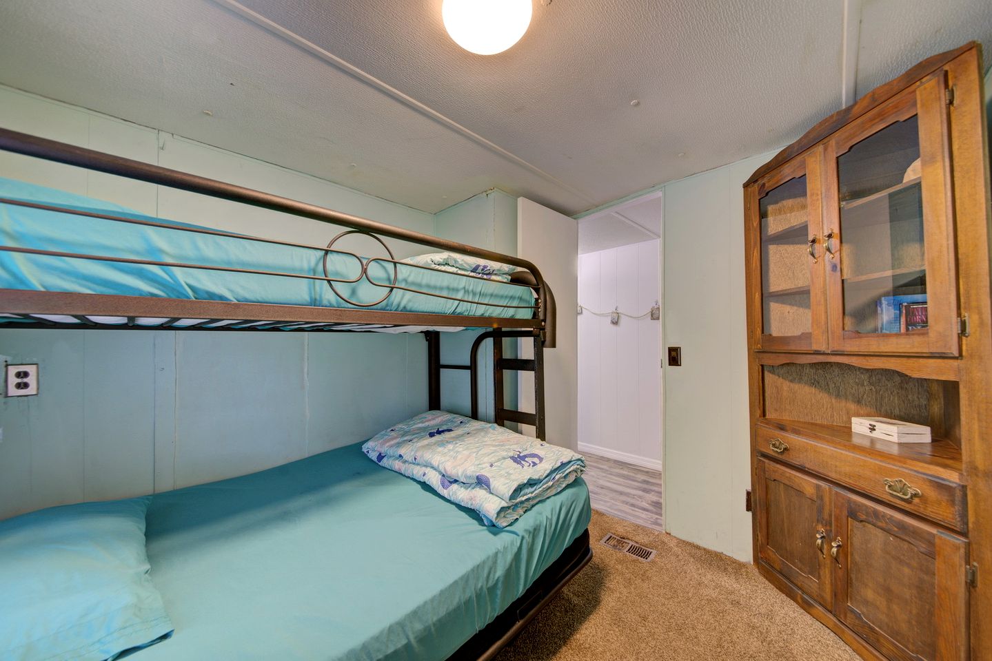 Serene Cottage Surrounded by Trees in Weeki Wachee, Florida