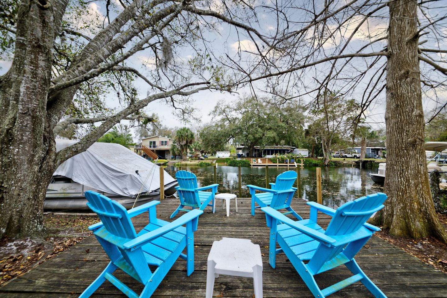 Serene Cottage Surrounded by Trees in Weeki Wachee, Florida