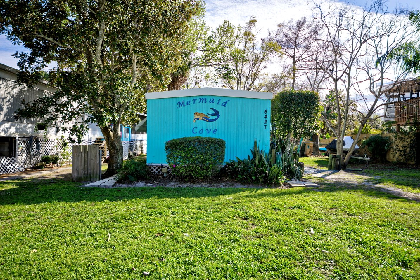 Serene Cottage Surrounded by Trees in Weeki Wachee, Florida