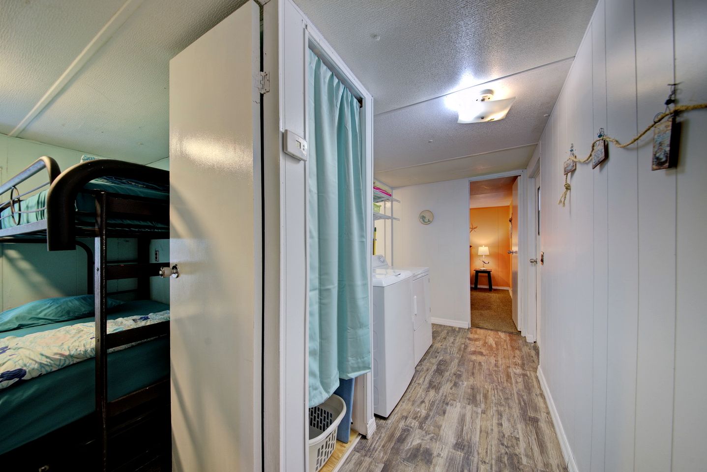 Serene Cottage Surrounded by Trees in Weeki Wachee, Florida