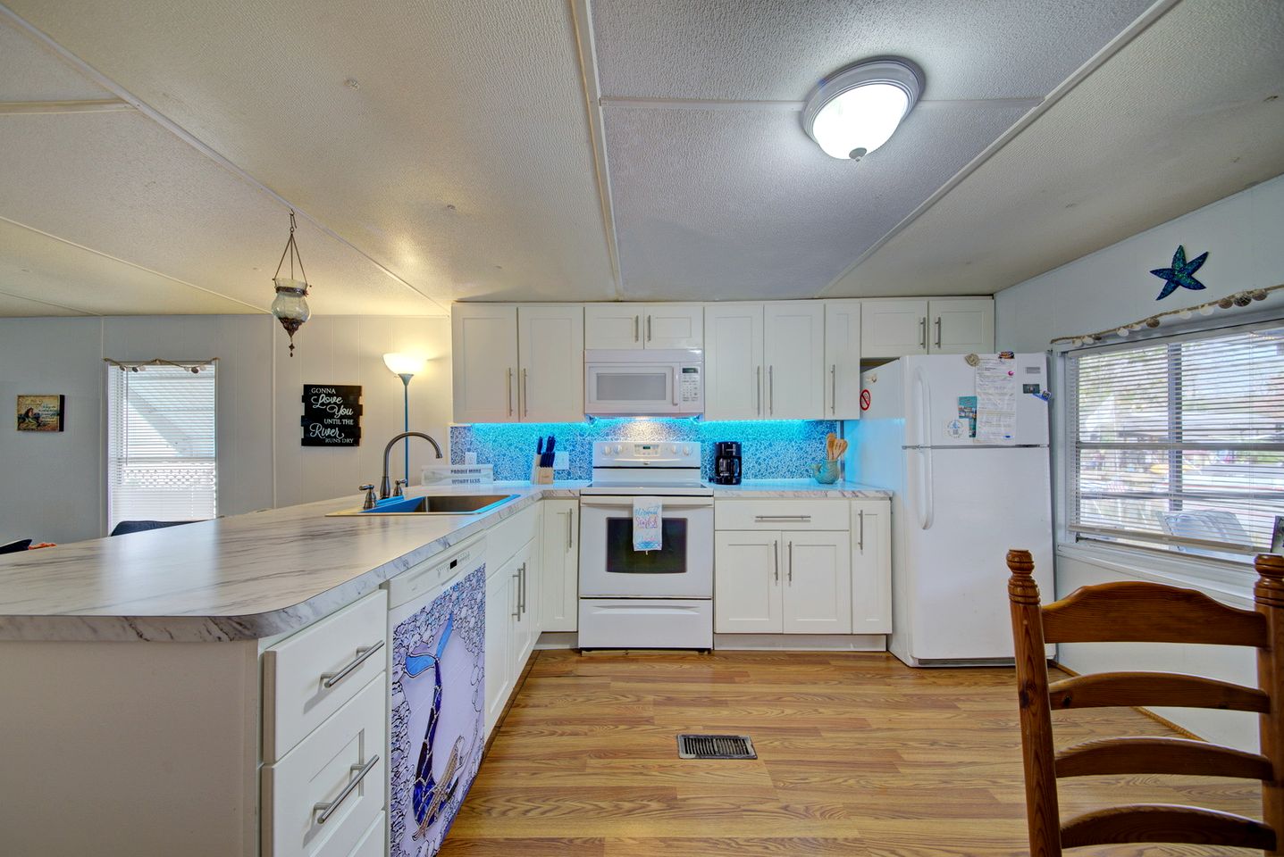 Serene Cottage Surrounded by Trees in Weeki Wachee, Florida