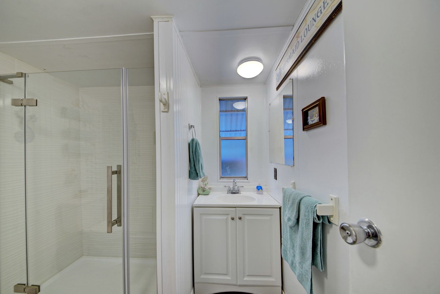 Serene Cottage Surrounded by Trees in Weeki Wachee, Florida