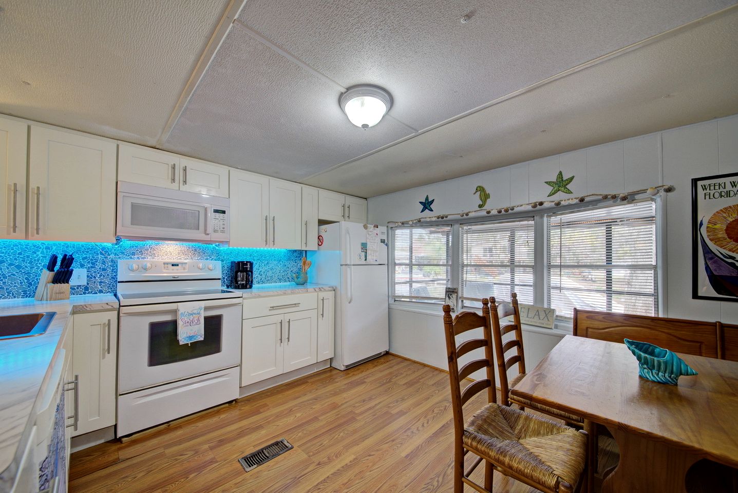 Serene Cottage Surrounded by Trees in Weeki Wachee, Florida