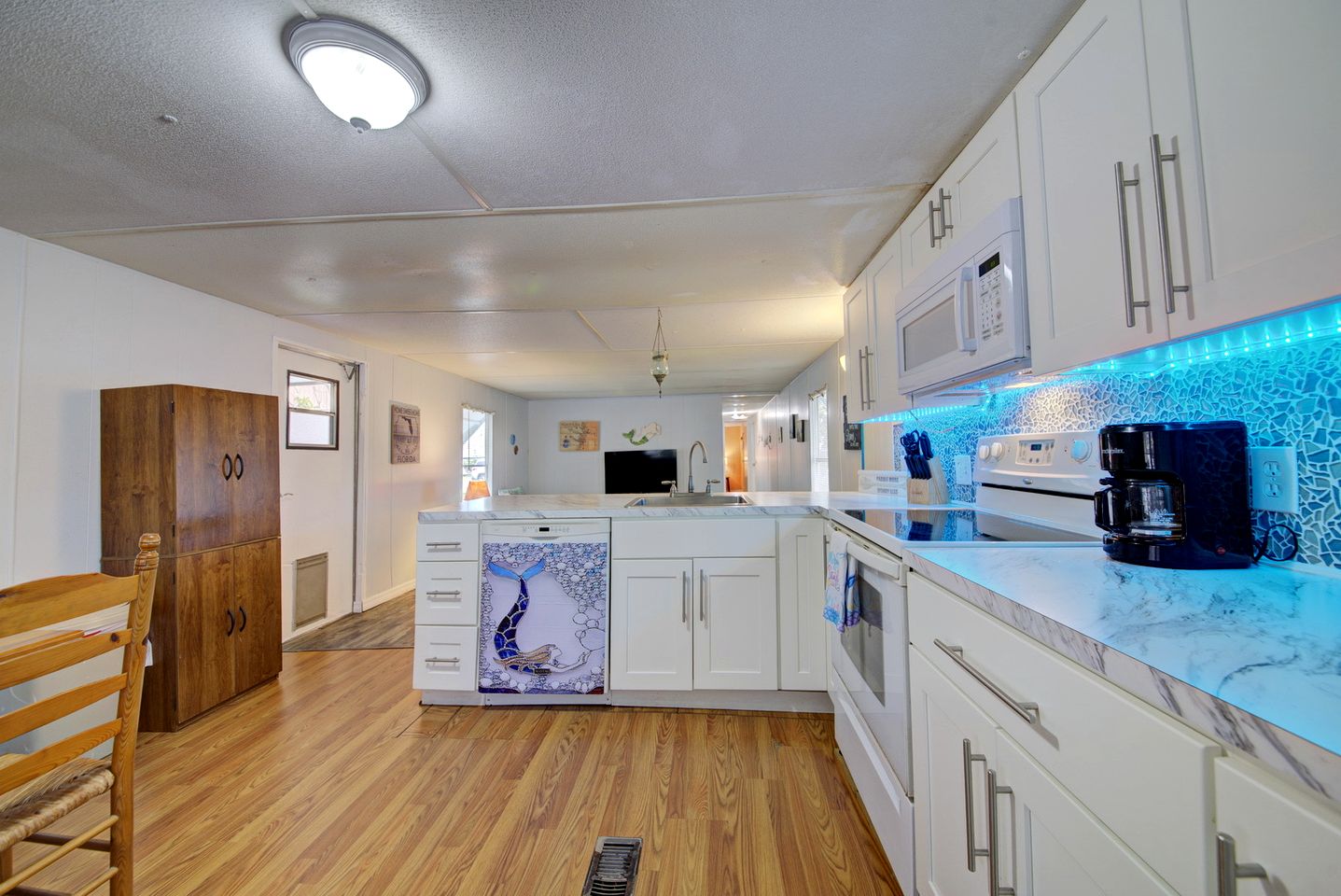 Serene Cottage Surrounded by Trees in Weeki Wachee, Florida