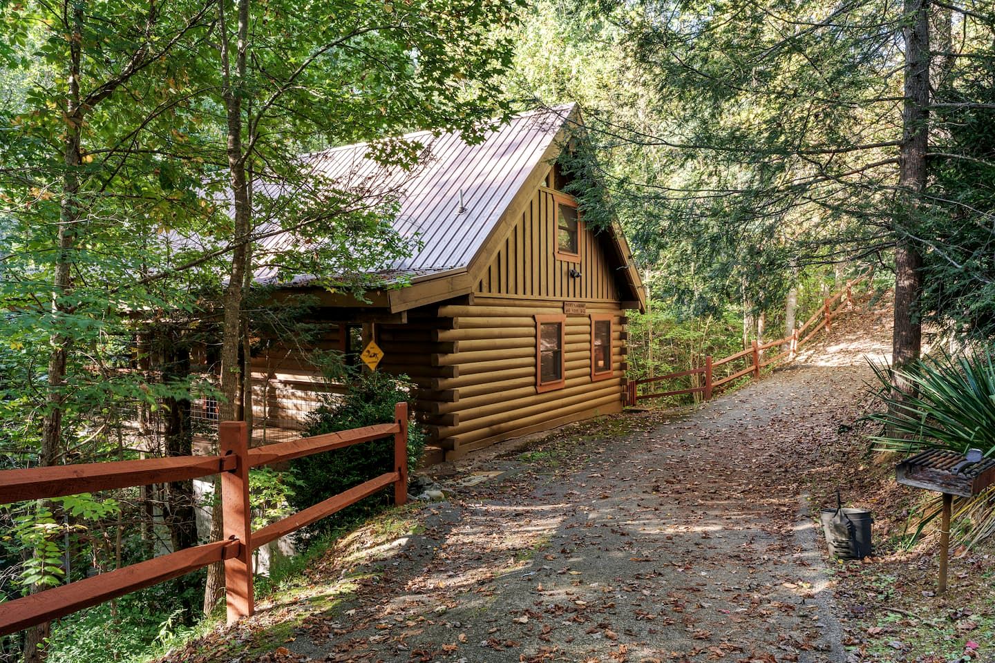 Secluded Smoky Mountain Cabin with Hot Tub & Fireplace near Pigeon Forge, Tennessee