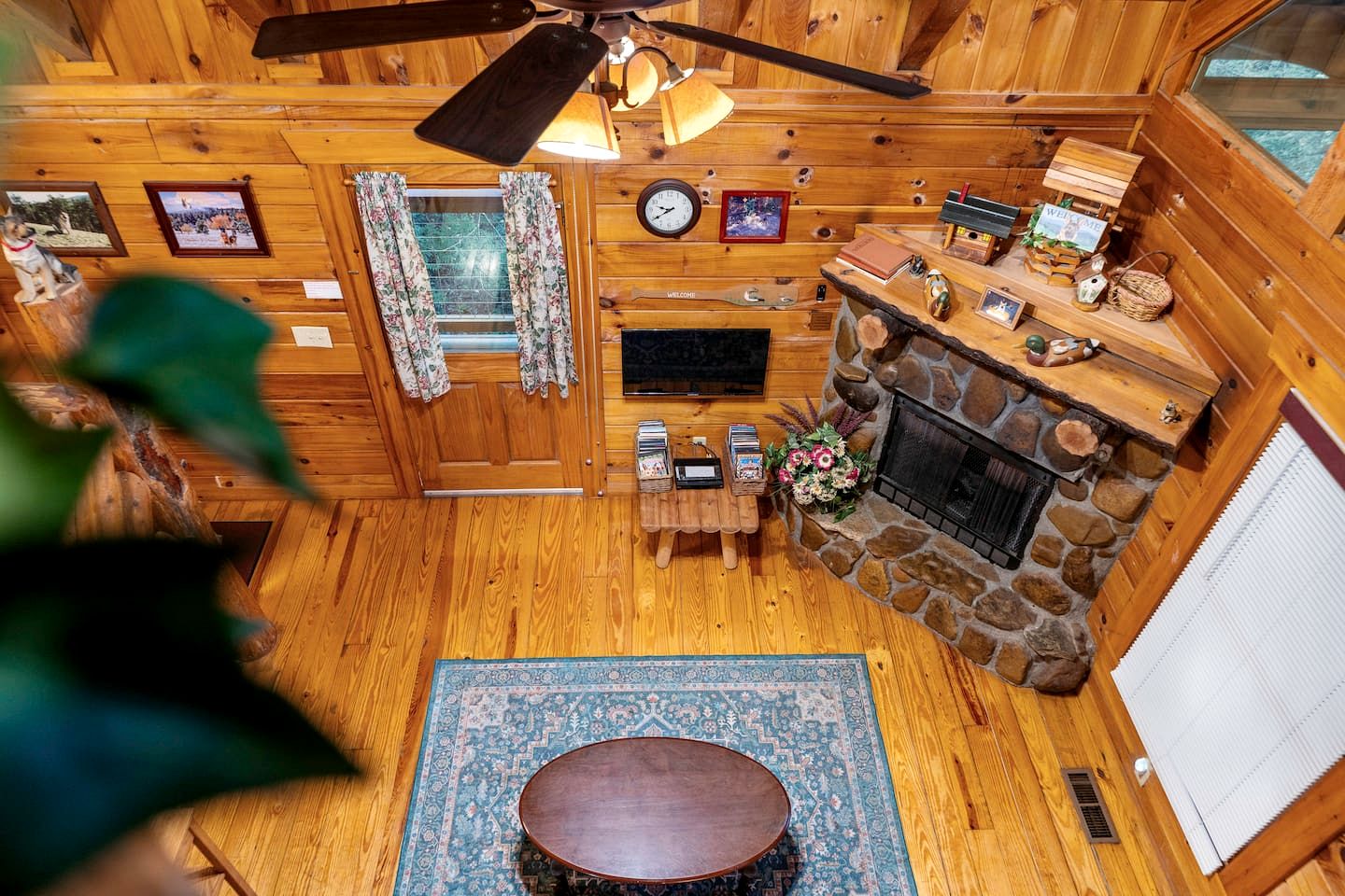 Secluded Smoky Mountain Cabin with Hot Tub & Fireplace near Pigeon Forge, Tennessee