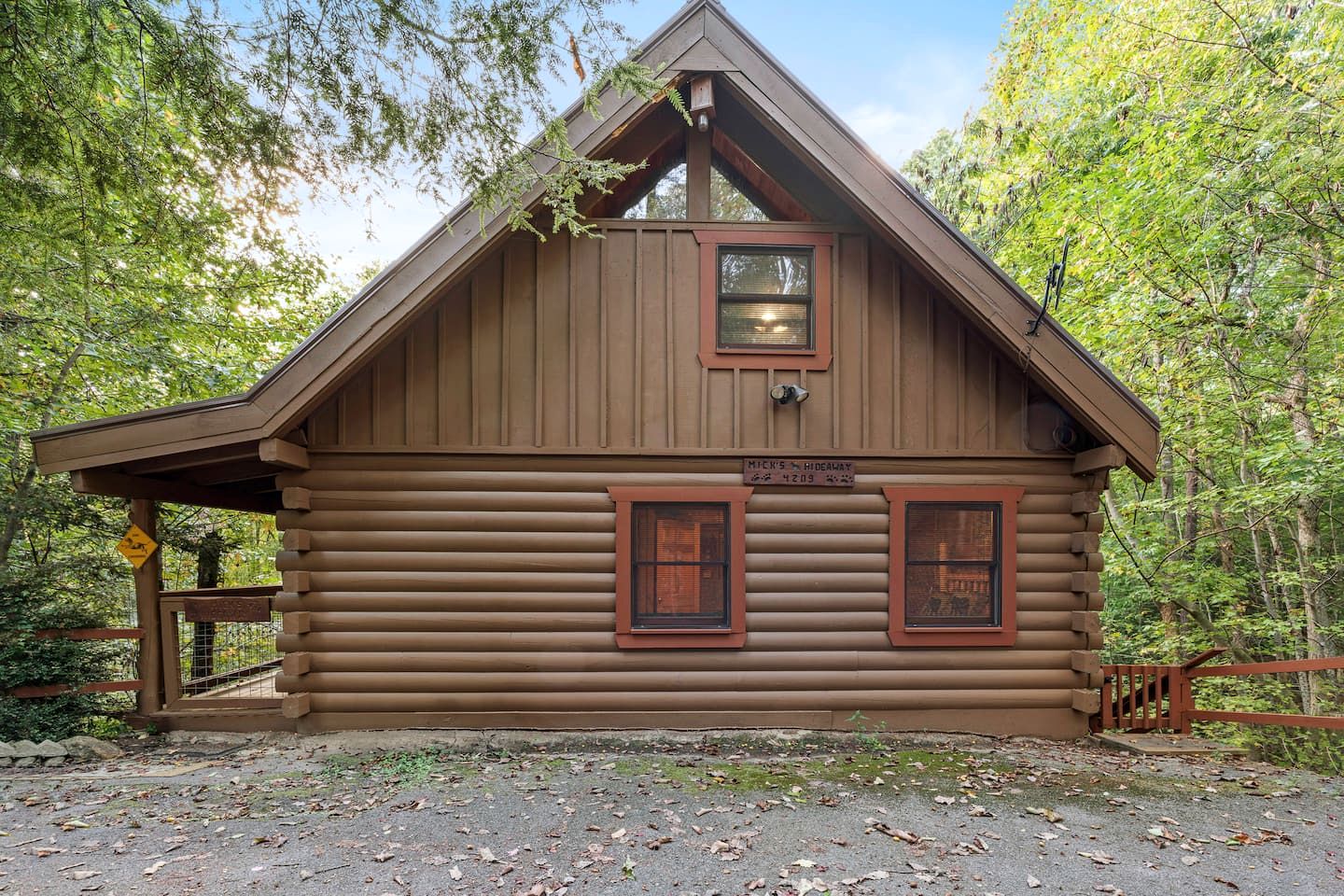 Secluded Smoky Mountain Cabin with Hot Tub & Fireplace near Pigeon Forge, Tennessee