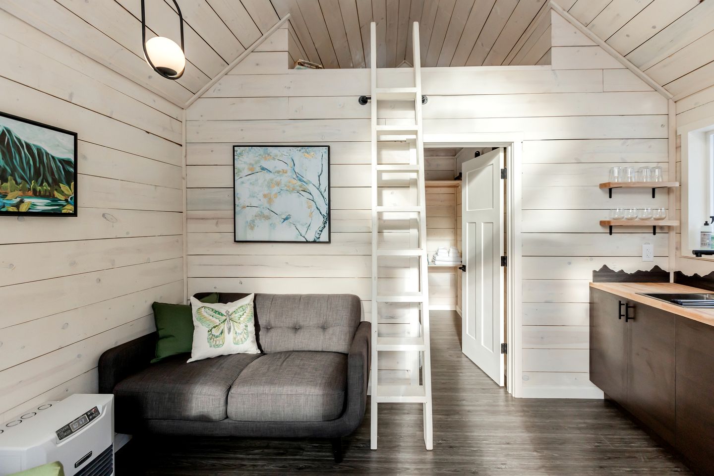 Gorgeous Tiny Cabin Placed in a Privileged Area in Anchorage, Alaska