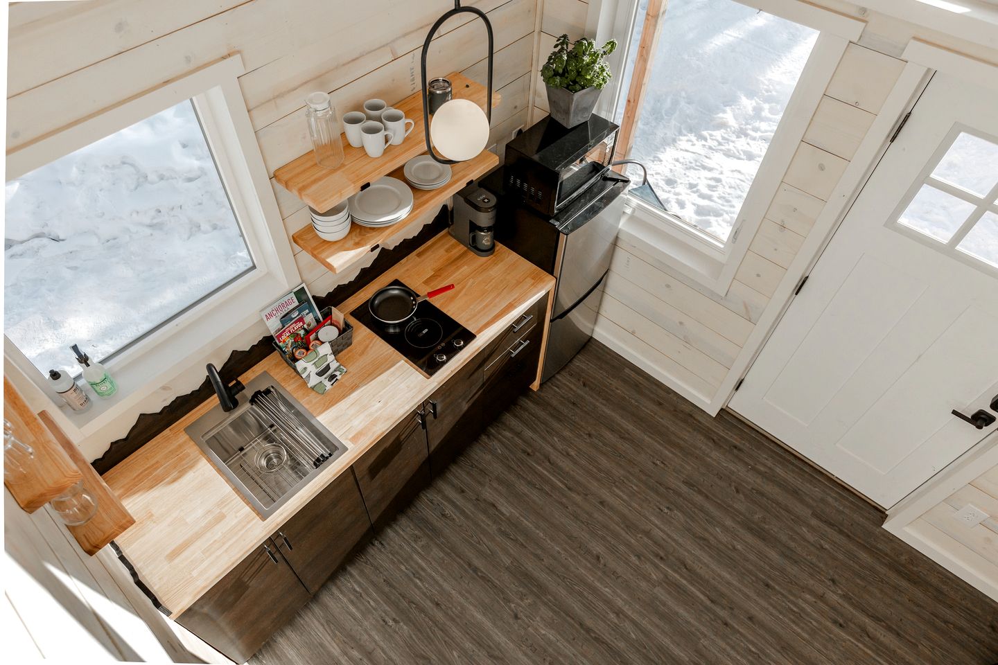 Gorgeous Tiny Cabin Placed in a Privileged Area in Anchorage, Alaska