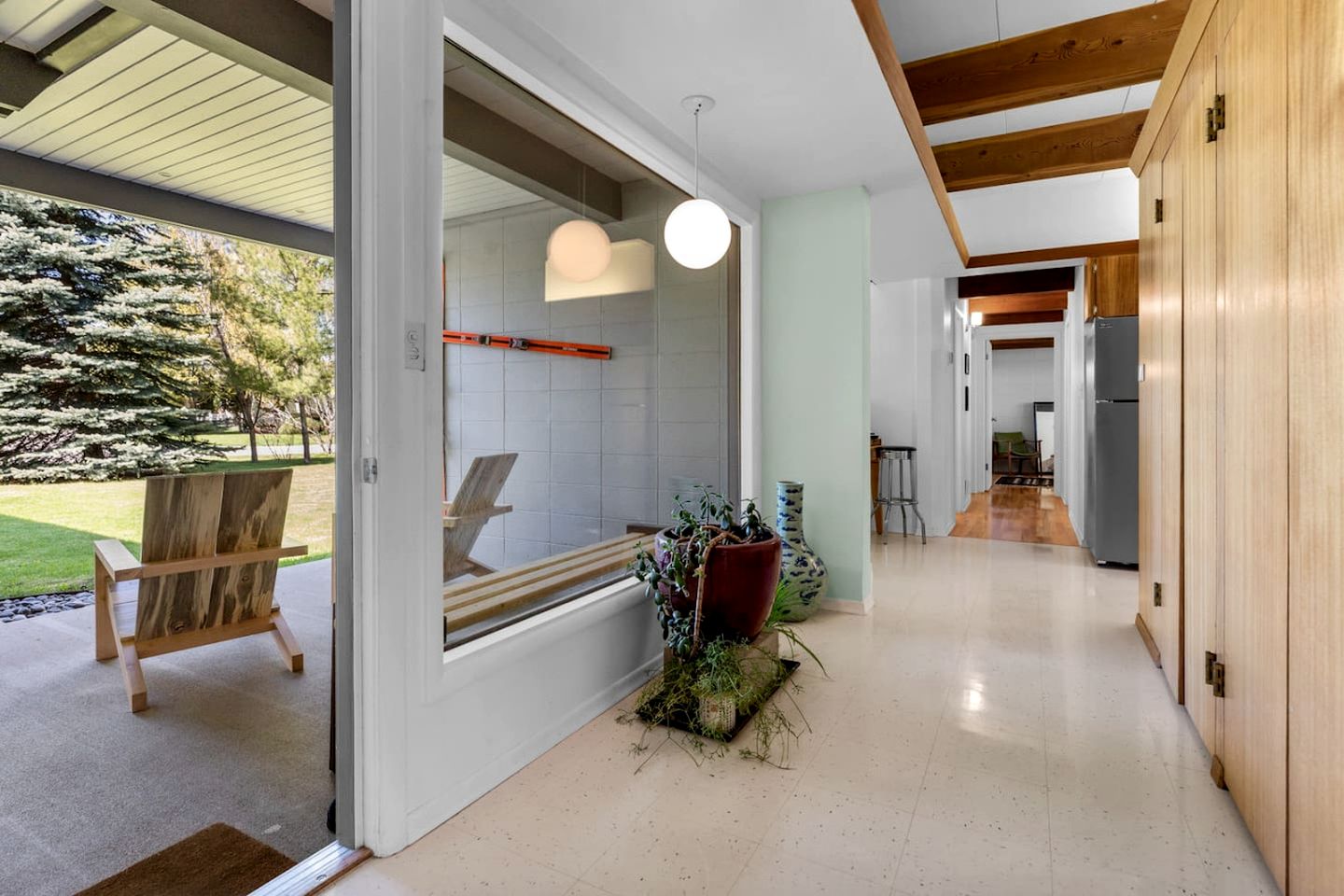 Sweet Cabin with Jacuzzi and Spacious Backyard in Montana