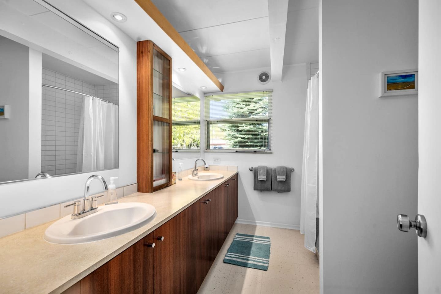 Sweet Cabin with Jacuzzi and Spacious Backyard in Montana