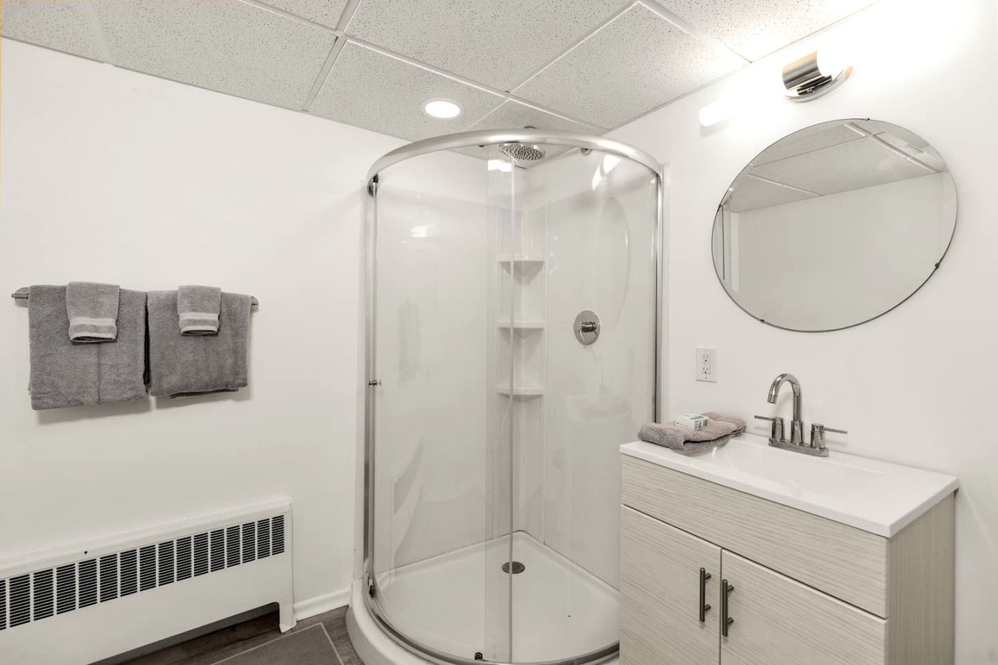 Sweet Cabin with Jacuzzi and Spacious Backyard in Montana