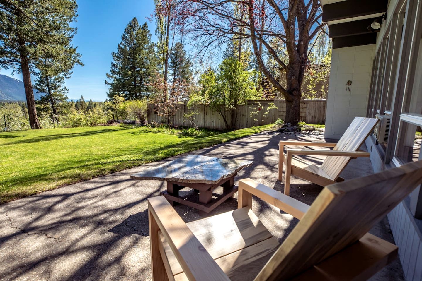 Sweet Cabin with Jacuzzi and Spacious Backyard in Montana