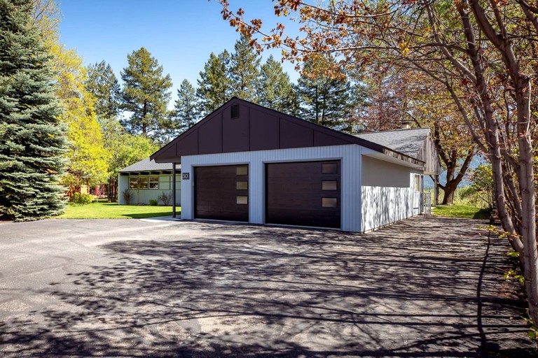 Sweet Cabin with Jacuzzi and Spacious Backyard in Montana