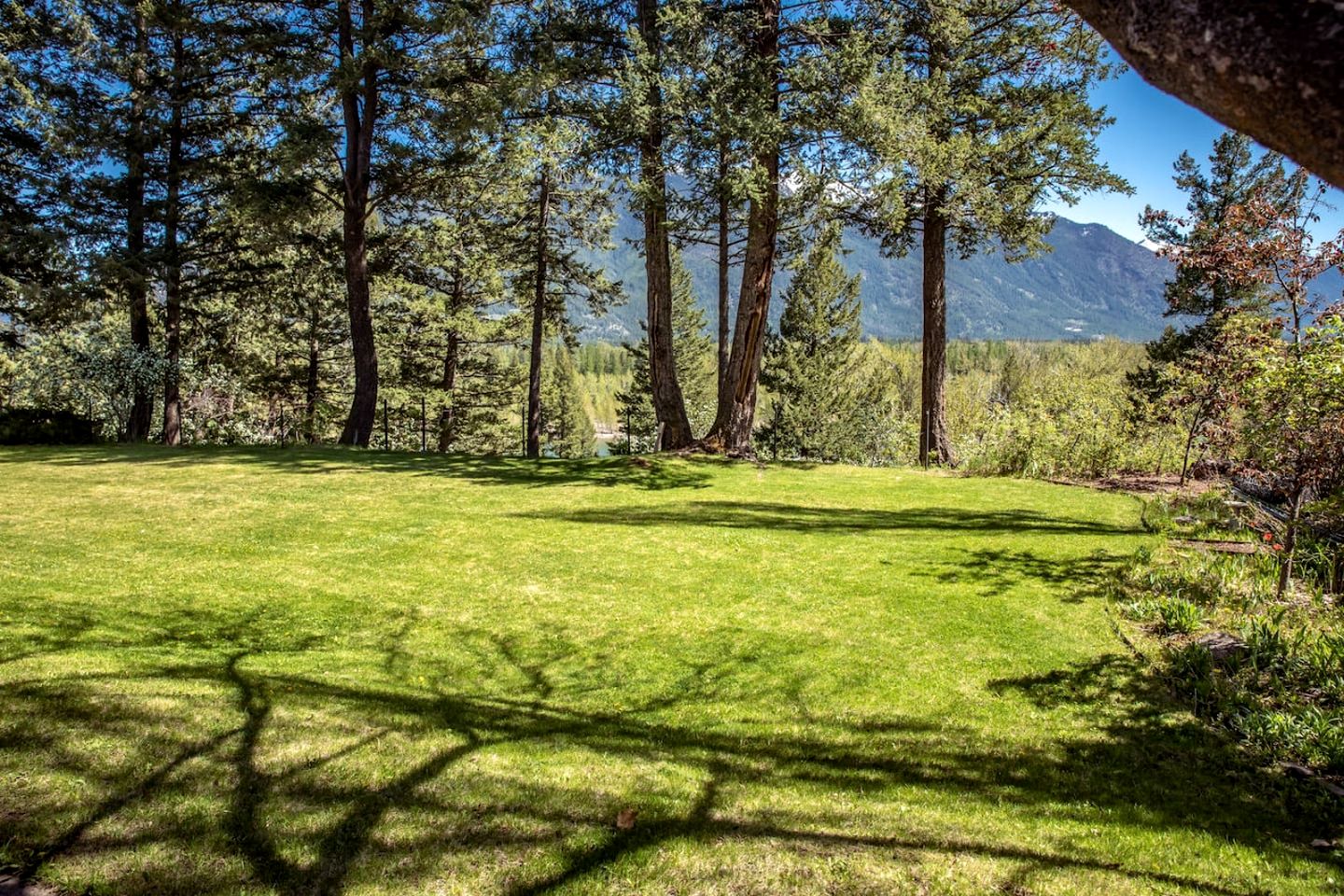 Sweet Cabin with Jacuzzi and Spacious Backyard in Montana