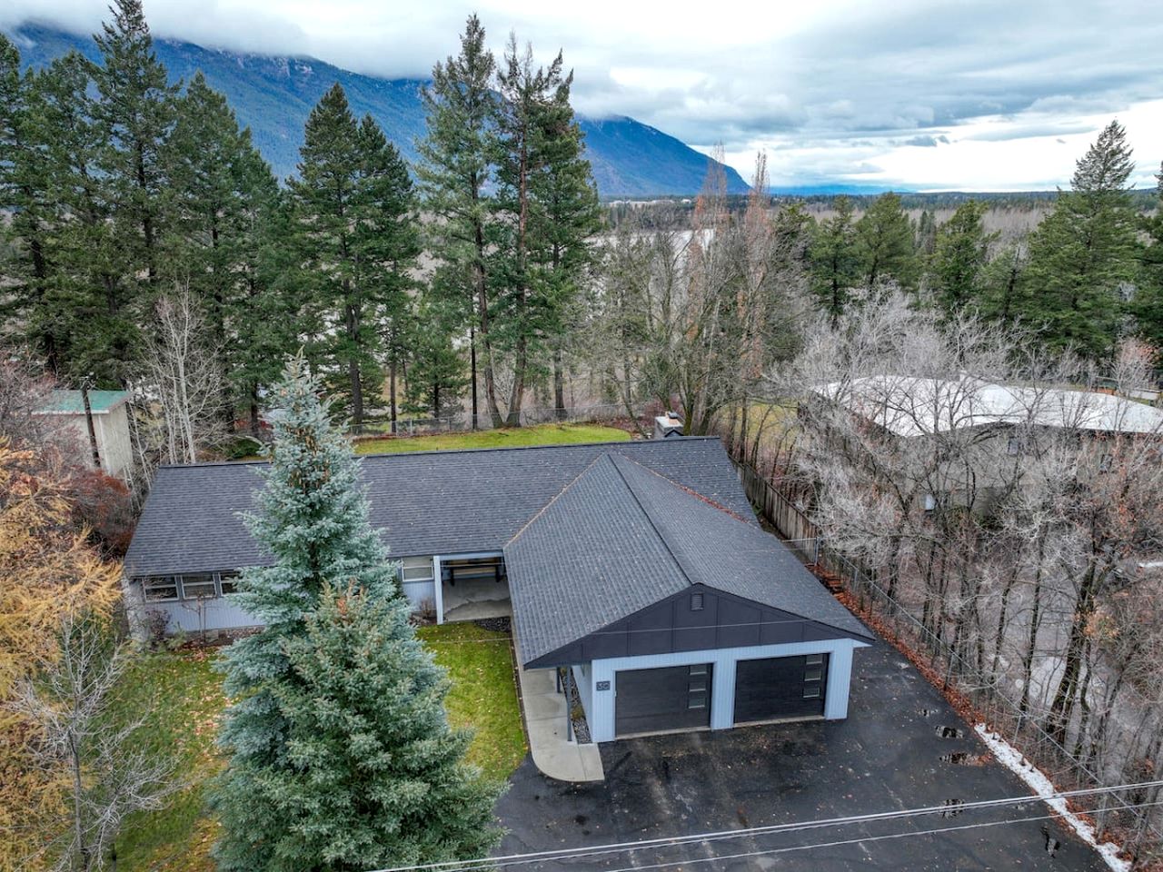 Sweet Cabin with Jacuzzi and Spacious Backyard in Montana
