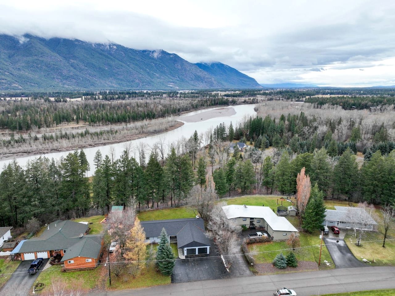 Sweet Cabin with Jacuzzi and Spacious Backyard in Montana