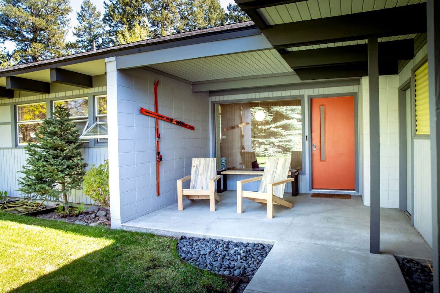 Sweet Cabin with Jacuzzi and Spacious Backyard in Montana