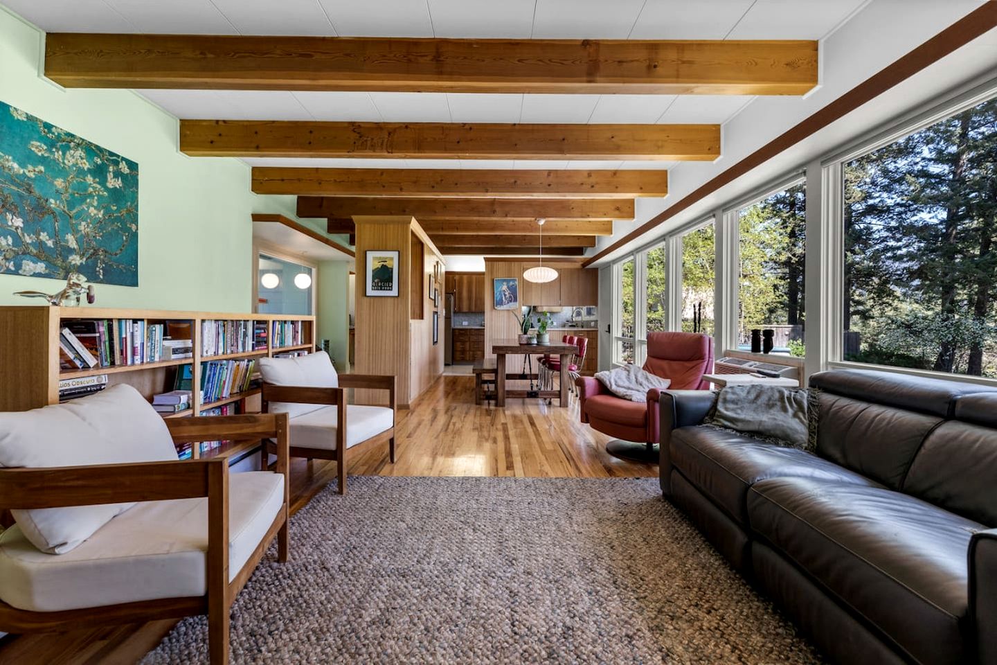 Sweet Cabin with Jacuzzi and Spacious Backyard in Montana