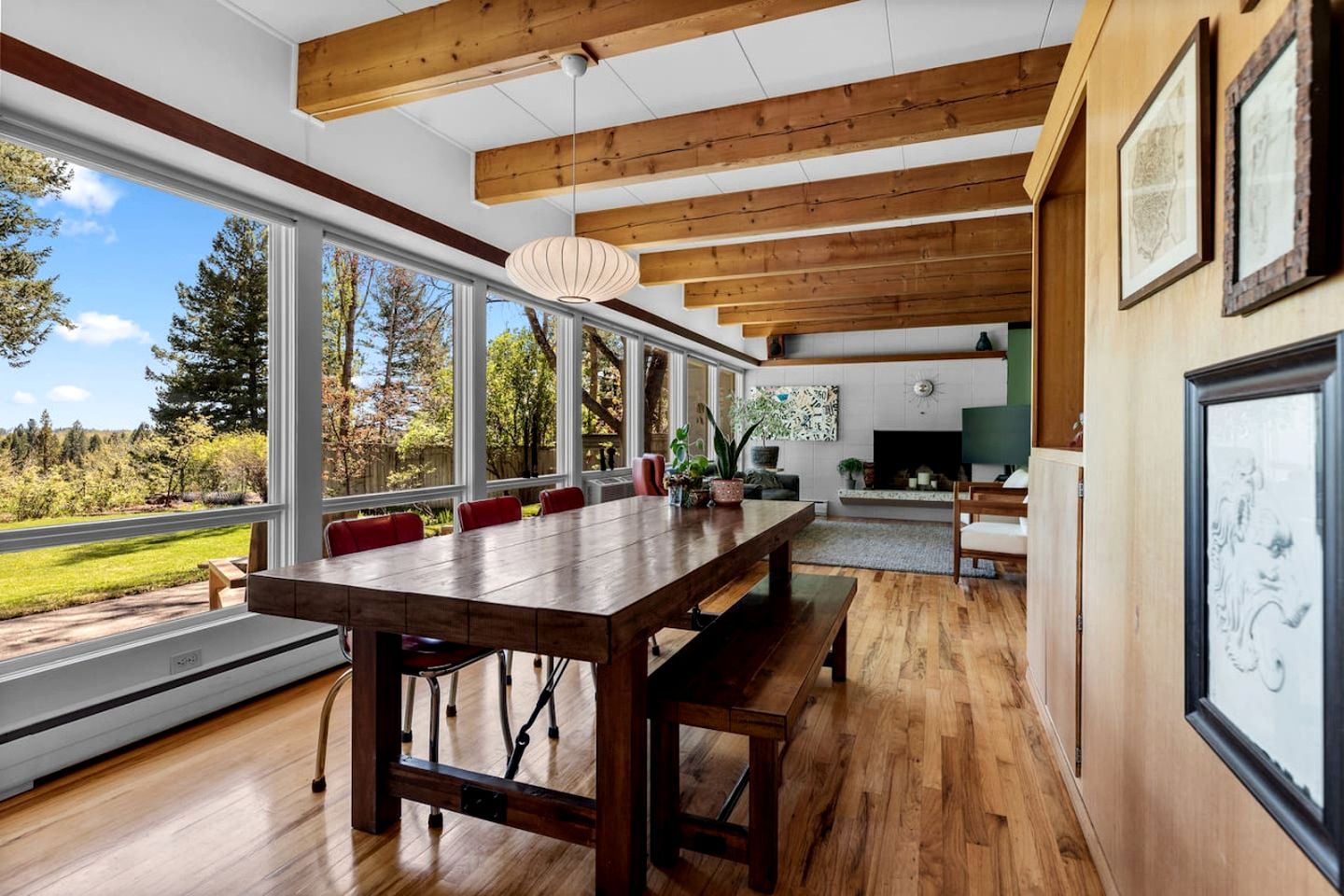 Sweet Cabin with Jacuzzi and Spacious Backyard in Montana