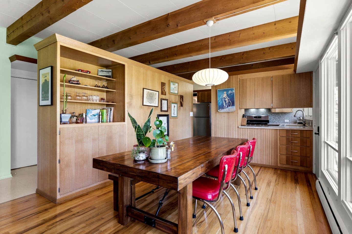 Sweet Cabin with Jacuzzi and Spacious Backyard in Montana