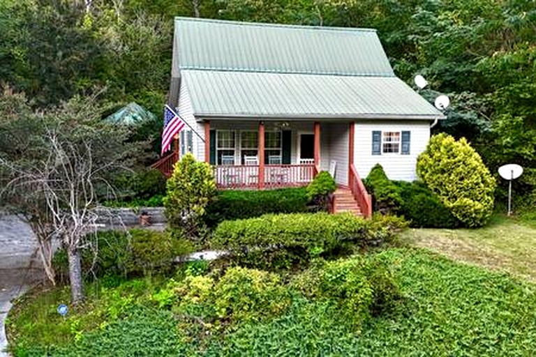Sweet Comfy Cabin with Beautiful Hiking Trails and Outdoor Adventures in TN