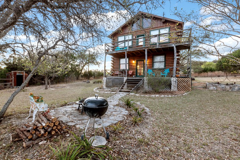 Gorgeous Rustic Log Cabin with Fire Pit and Grill near Top Wineries in Fredericksburg, Texas