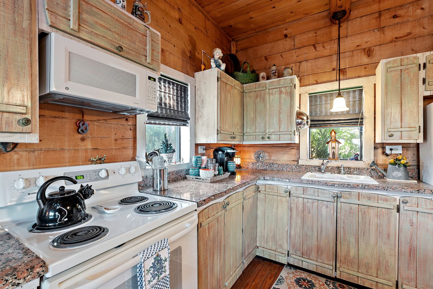 Gorgeous Rustic Log Cabin with Fire Pit and Grill near Top Wineries in Fredericksburg, Texas