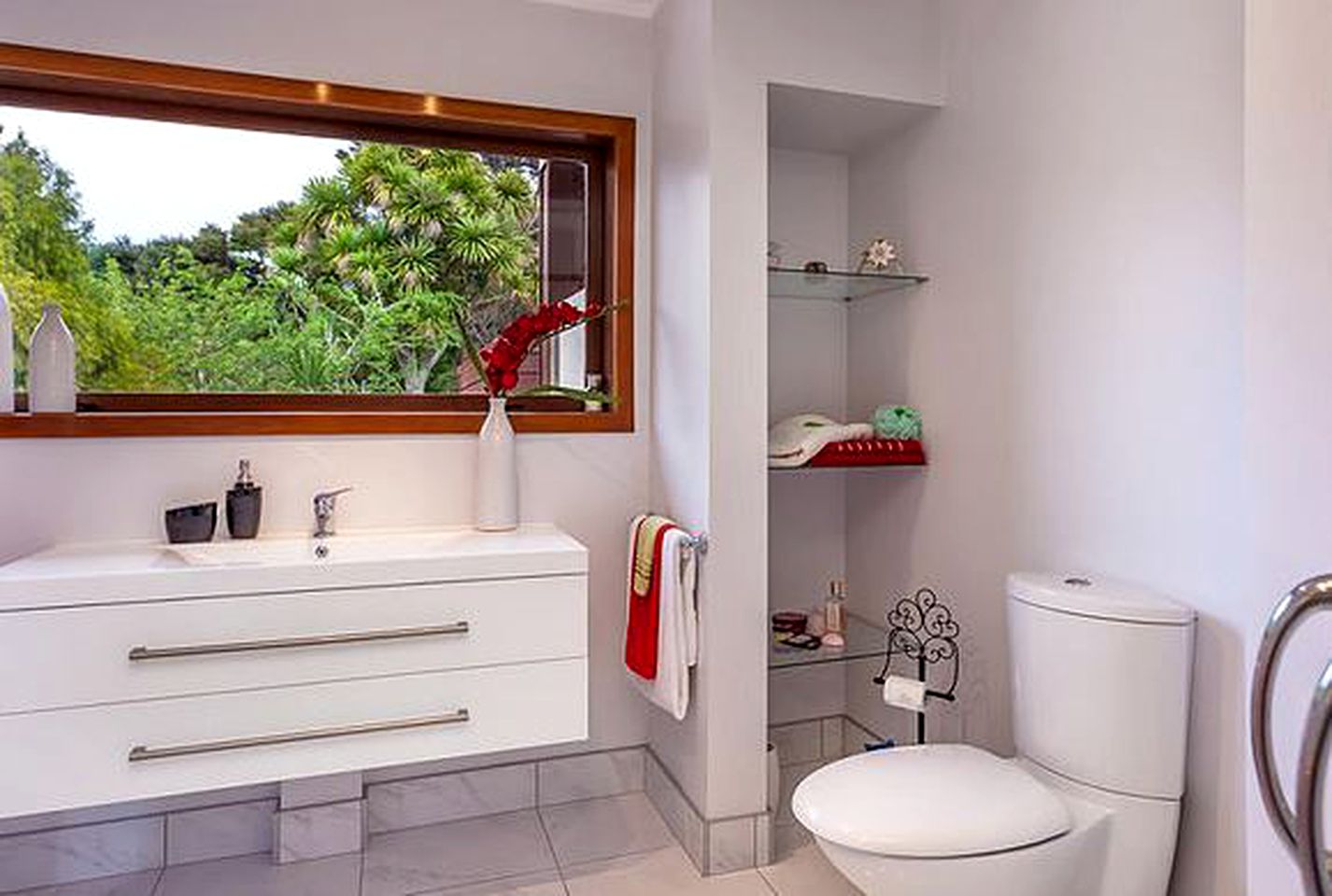 Modern Bed and Breakfast in Tropical Setting near Lion Rock on North Island