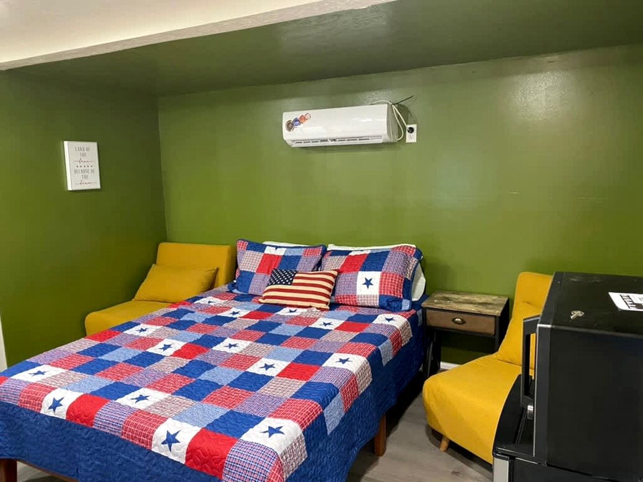 Wheelchair-Accessible Tiny House with Patio Near Bath Lake in Medicine Park, Oklahoma