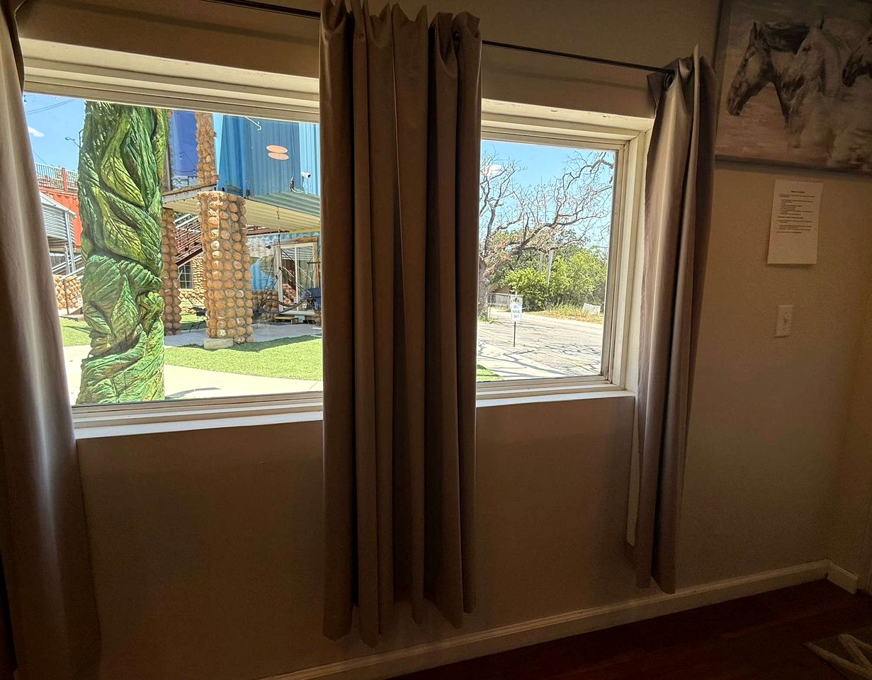 Wheelchair-Accessible Tiny House with Patio Near Bath Lake in Medicine Park, Oklahoma