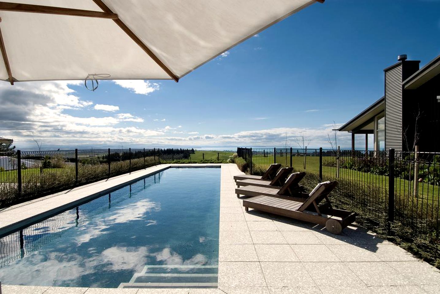 Stylish Holiday Accommodation on Hawke’s Bay Vineyard, Hastings, New Zealand