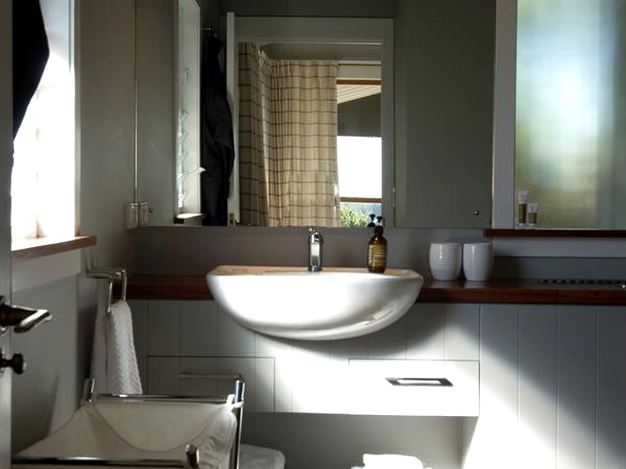 Contemporary Holiday Rental with Swimming Pool on Hawke’s Bay Vineyard, New Zealand