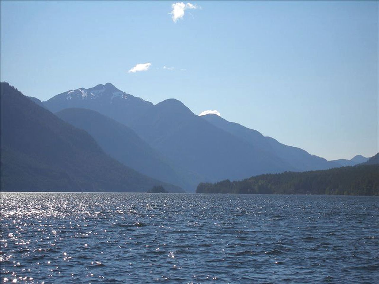 Cozy Lakefront Cabin for Eight Guests in Port Alberni, British Columbia