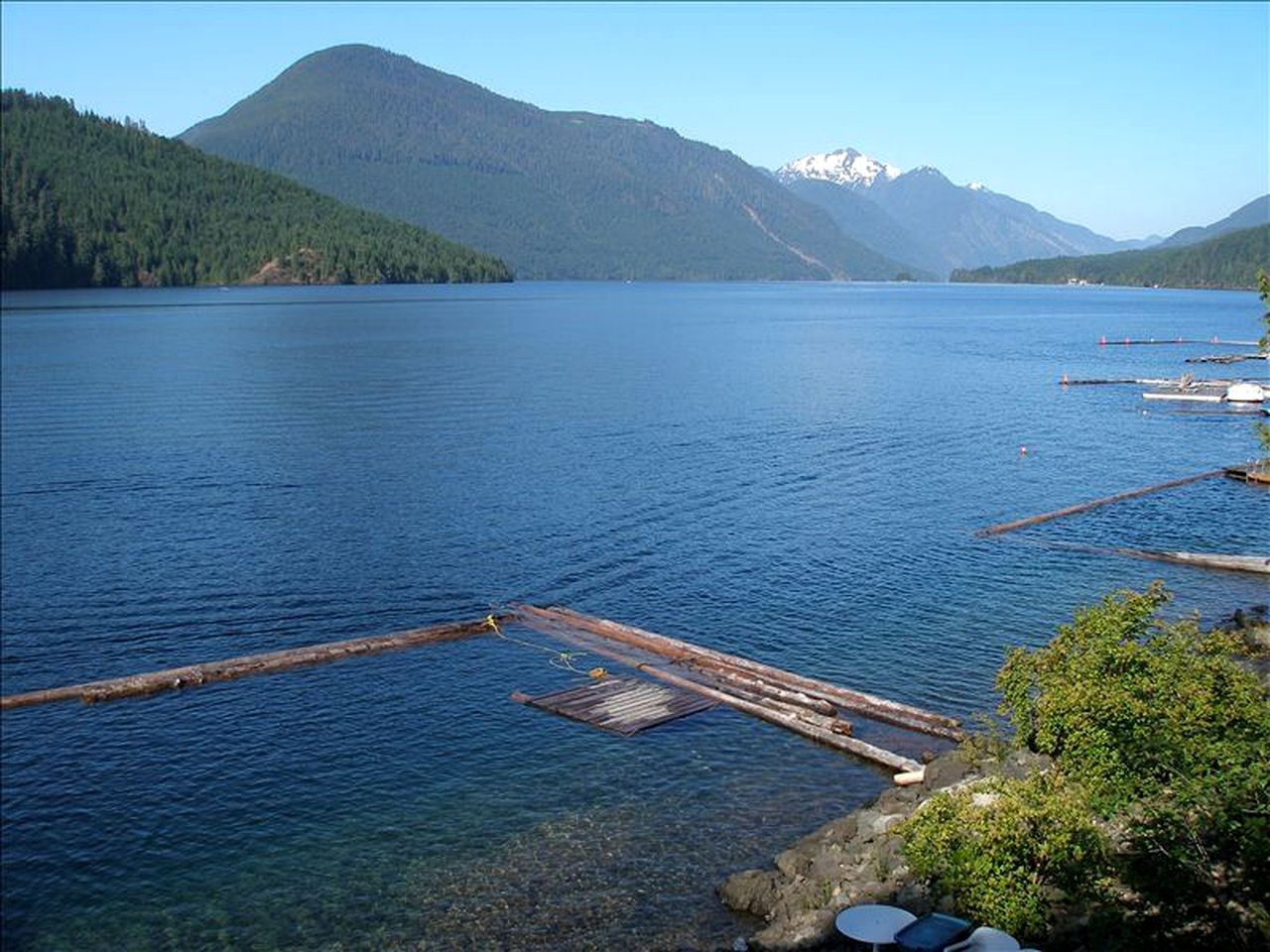 Cozy Lakefront Cabin for Eight Guests in Port Alberni, British Columbia
