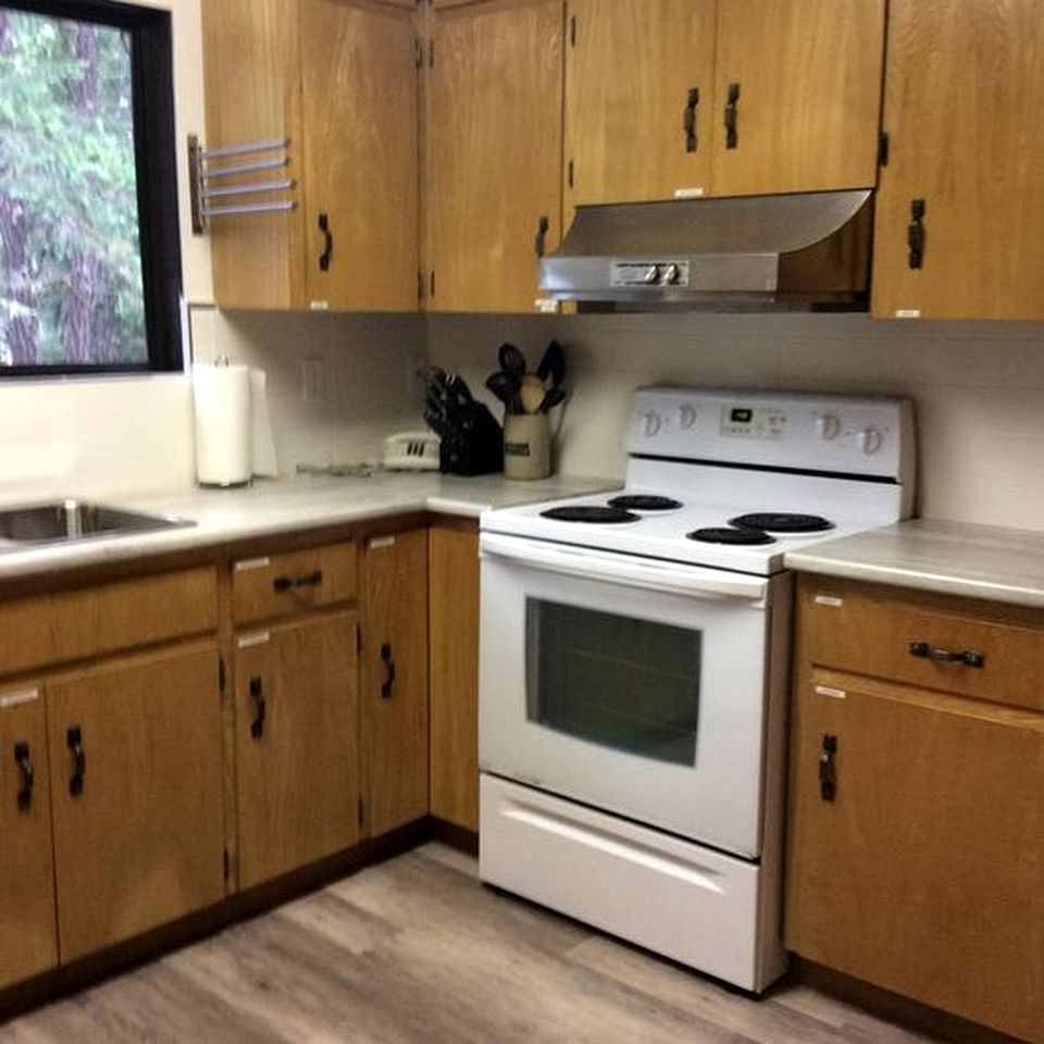 Cozy Lakefront Cabin for Eight Guests in Port Alberni, British Columbia