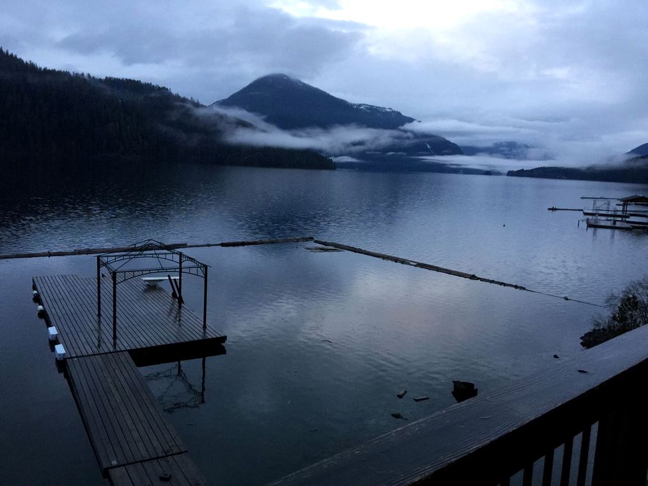 Cozy Lakefront Cabin for Eight Guests in Port Alberni, British Columbia