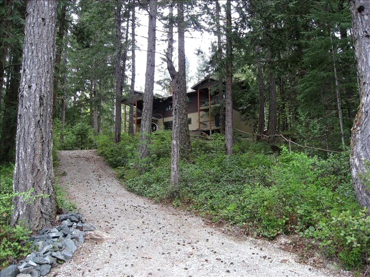 Cozy Lakefront Cabin for Eight Guests in Port Alberni, British Columbia
