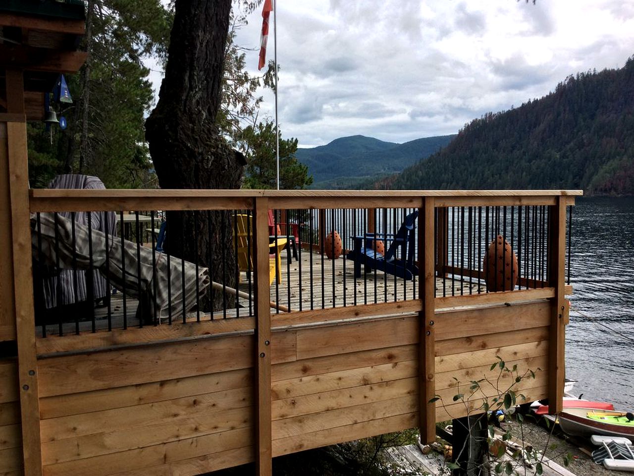 Cozy Lakefront Cabin for Eight Guests in Port Alberni, British Columbia