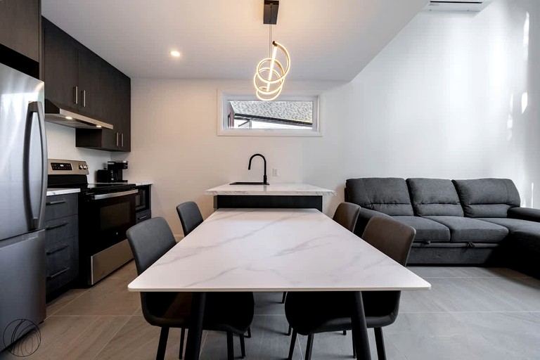 Vacation Rentals (Canada, --, --)